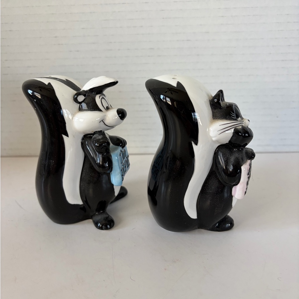 Looney Tunes Pepé Le‎ Pew and Penelope salt and pepper shakers vintage - Picture 4 of 6